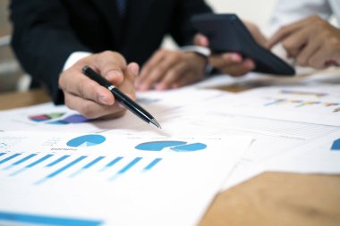 Yönetici istatistiksel çizelgelerden elde edilen kârın hedeflerine işaret etti.