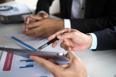 İş adamları bu tableti iş için bilgi edinmek ve bulmak için kullanır. Çevrimiçi bilgiyi göster