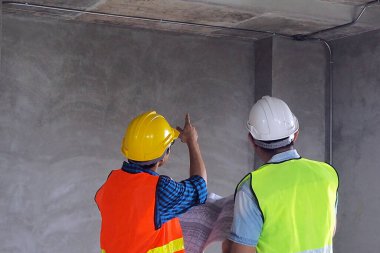 Ev sahibi tamir edilmesi gereken noktaya gitmeyi öneriyor. Sorunu çözmek için inşaat mühendislerine liderlik etmek. Ev teftişi kavramı