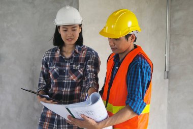 Ev sahipleri proje yüklenicisini tamir etme gereğine işaret ediyorlar. Evlerin yenilenmesi ve genişletilmesi için.