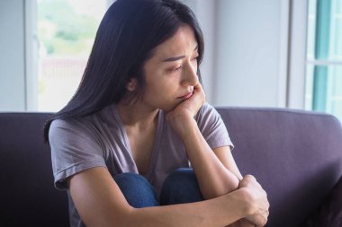 Kadınların depresyon belirtileri var ve ölmek istiyorlar. Büyük hayal kırıklığı, üzgün ve üzgün.