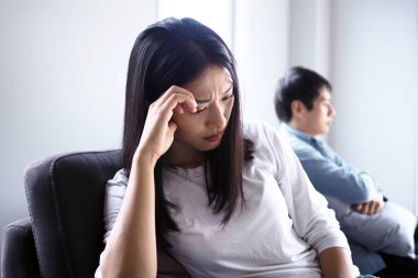 Kadın kocasının kötü davranışıyla kavga ettikten sonra depresyonda, üzgün ve üzgün hissetti. Mutsuz genç eş evlendikten sonra sıkıntıdan patlıyor..