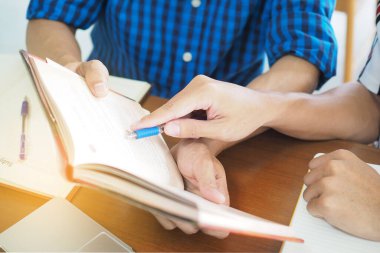 Lise ya da üniversite öğrencileri birlikte okuyor ve okuyorlar. Bilgiyi paylaş ve sınavdan önce açıkla..