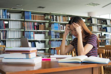 Asyalı lise öğrencileri giriş sınavı için çok okurken stresliler..