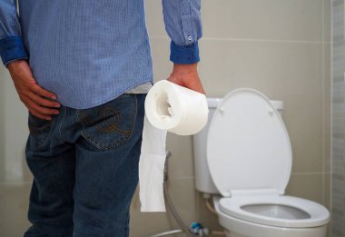 Erkeklerin kasılmaları ve mide ağrıları var. İshal konsepti