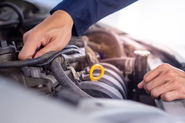 Bakım teknisyeni kullanıma hazır olmak için motorun durumunu kontrol ediyor. Araba hizmet merkezinde. Araba bakımı kavramı