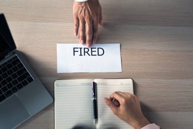 Yöneticilerin eli, işten çıkarılmayla ilgili belgeleri büro masasındaki personele gönderdi..
