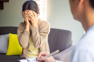 Depresyonda olan bir kadın psikolojik tedavi için bir psikiyatristle görüşüyor. Çözümü dinle..