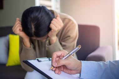 Ruh hastalıkları ve fiziksel rahatsızlıkları olan kadın hastalar şu anda bir doktor veya psikiyatrist ile görüşüyorlar. Zihinsel semptomlar ve depresyon tedavisi