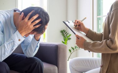 Akıl hastalığı ve fiziksel hastalığı olan erkek hastalar bir doktor veya psikiyatrist ile görüşüyorlar. Zihinsel semptomlar ve depresyon tedavisi