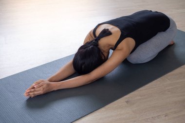 Kadınlar sağlık ve daha sıkı bir vücut için çocuk pozu egzersizleri yapıyorlar. yoga konsepti