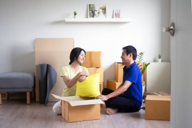 Mutlu genç bir çift yeni bir eve taşınıyor..