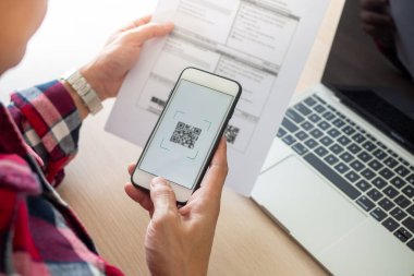 Kâhya uygulama üzerinden QR kodunu taramak için bir cep telefonu kullanıyor. Uygun, hızlı, modern bir seçenek..