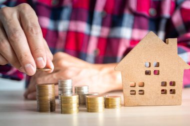 Tasarruf konsepti, Erkekler ev almak için para biriktiriyorlar, parayı kullanmayı planlıyorlar..