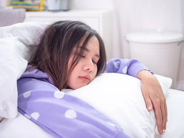 Seorang Wanita Asia Yang Cantik Sedang Tidur Dan Memeluk Bantal — Stok Foto