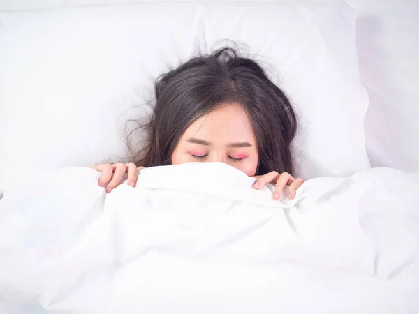 Wanita Muda Tidur Sambil Berbaring Tempat Tidur Dengan Nyaman Dan — Stok Foto