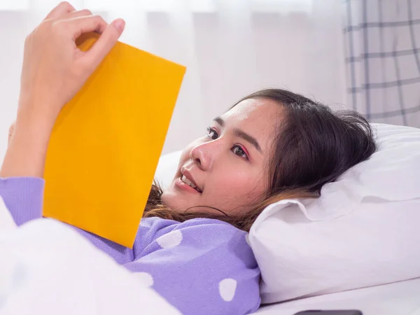 Wanita Asia Yang Tampan Berbaring Bahagia Sambil Membaca Tempat Tidur — Stok Foto