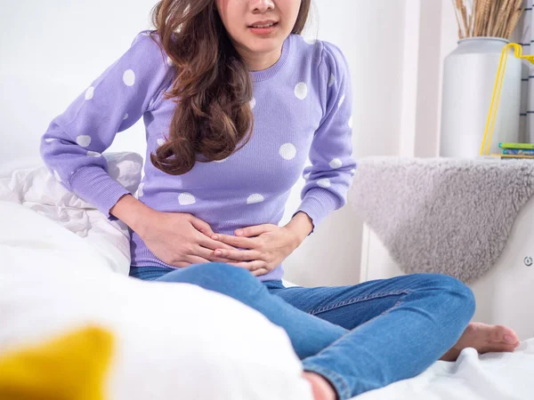 Mujer Con Dolor Estómago Cara Mala Sensación Dolor Torturado Uso —  Fotos de Stock