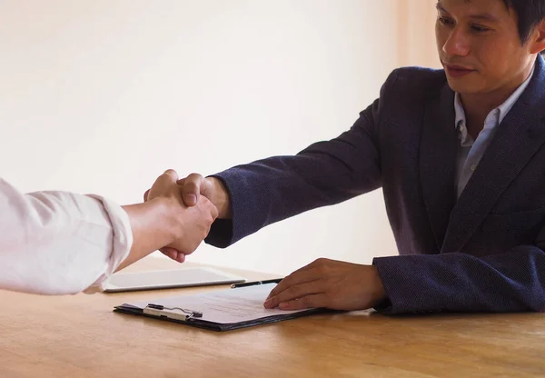 Management Gaat Hand Hand Bij Het Accepteren Van Nieuwe Medewerkers — Stockfoto