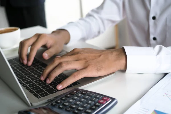 Mão Humana Usa Teclado Junto Caderno Mesa Conceitos Educação Comunicação — Fotografia de Stock