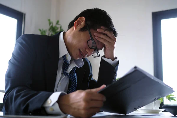 Proprietário Tem Rosto Estressante Enquanto Olha Para Volume Negócios Com — Fotografia de Stock