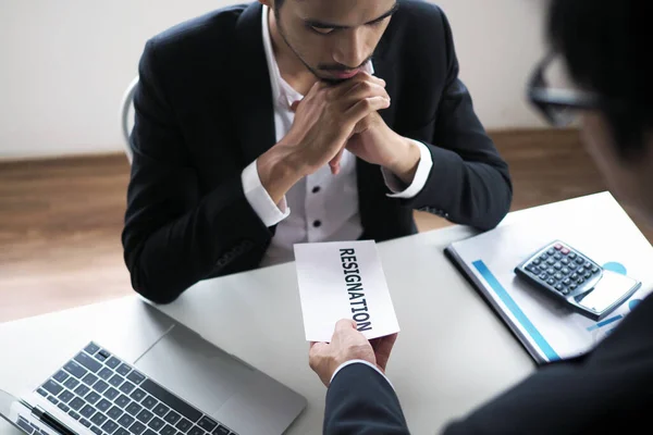 Zakenman Stuurde Een Ontslagbrief Naar Het Management Inclusief Ontslag Uit — Stockfoto