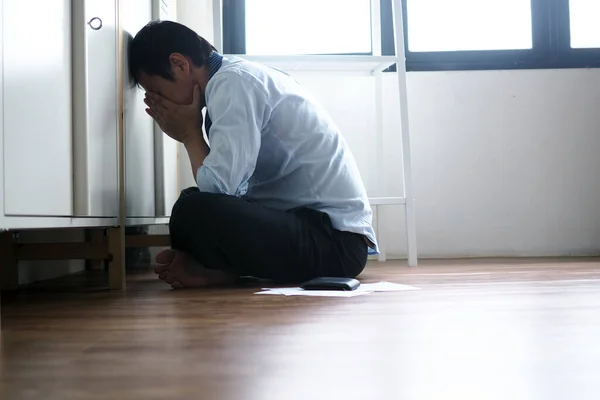 Los Hombres Negocios Están Estresados Sentados Dentro Habitación Tristes Decepcionados —  Fotos de Stock