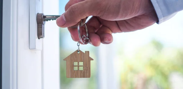 Verhuurder Ontgrendelt Huissleutel Voor Nieuw Huis — Stockfoto