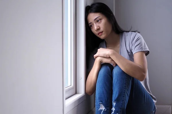 Asyalı kız evde yalnız oturuyor. Depresyon kavramı