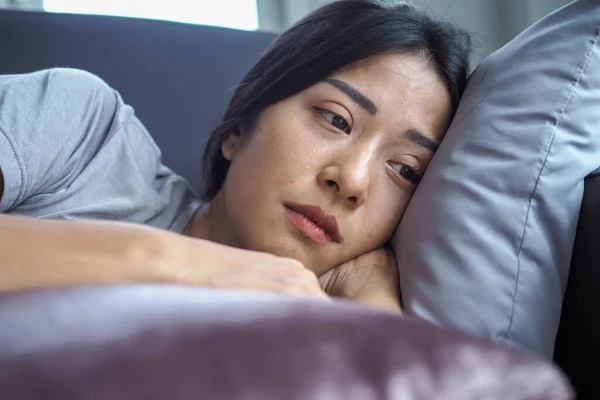 Wanita Asia Yang Duduk Dalam Rumah Melihat Keluar Jendela Wanita — Stok Foto