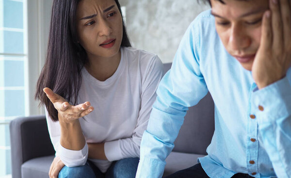 Жена жаловалась и расстраивала мужа плохим поведением мужа. Несчастная молодая жена сыта по горло проблемами после свадьбы..