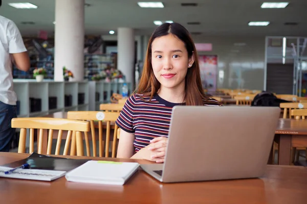 Aziatische Studenten Zijn Universiteitsbibliotheek Met Computers Boeken — Stockfoto