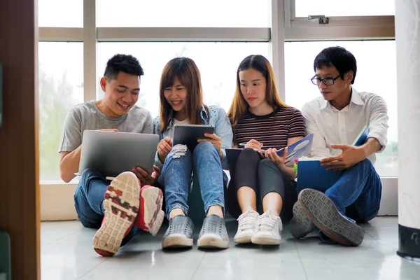 Studentengroepen Bekijken Informatie Boeken Laptops Bereid Samen Studeren — Stockfoto