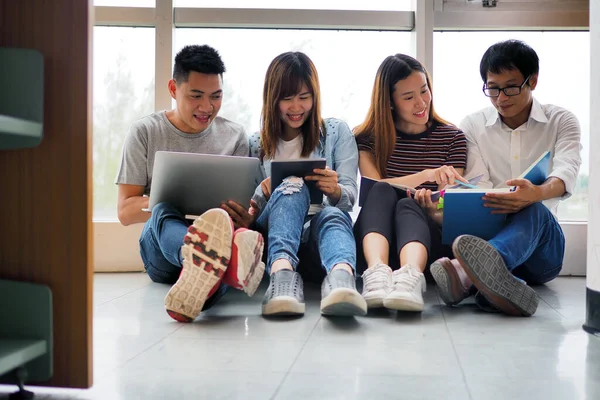 Studentengroepen Bekijken Informatie Boeken Laptops Bereid Samen Studeren — Stockfoto