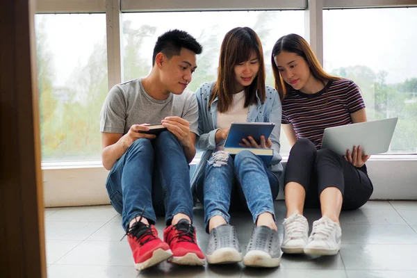 Grupos Estudantes Estão Vendo Informações Livros Tablets Laptops Dispostos Estudar — Fotografia de Stock