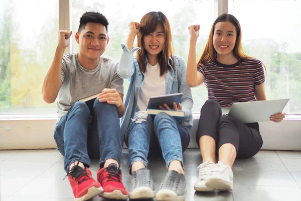 Studenten Zijn Blij Samen Studeren Lezen — Stockfoto