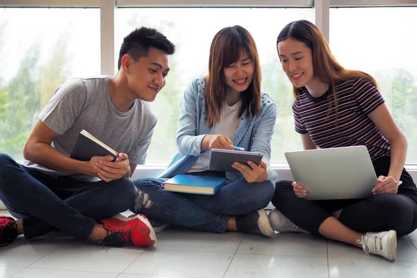 Studentengroepen Bekijken Informatie Tablet Met Een Gebaar Van Overeenstemming Glimlach — Stockfoto