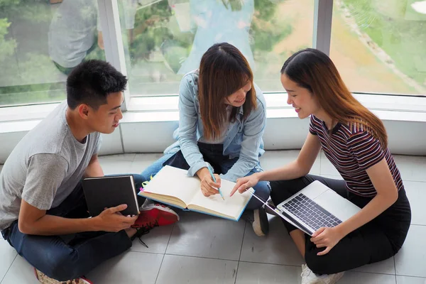 Grupos Estudantes Estão Vendo Informações Livros Laptops Gesto Acordo Sorriso — Fotografia de Stock