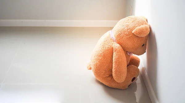 Kindgerechtes Konzept Der Trauer Teddybär Sitzt Allein Der Hauswand Sieht — Stockfoto