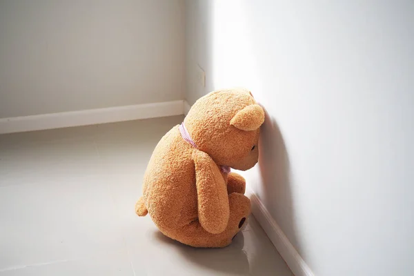 Conceito Infantil Tristeza Teddy Urso Sentado Encostado Parede Casa Sozinho — Fotografia de Stock