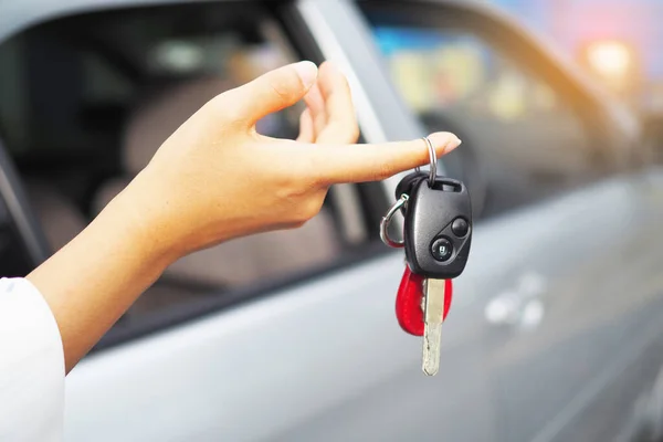 Die Autoschlüssel Sind Der Hand Agent Sales Car Konzept — Stockfoto
