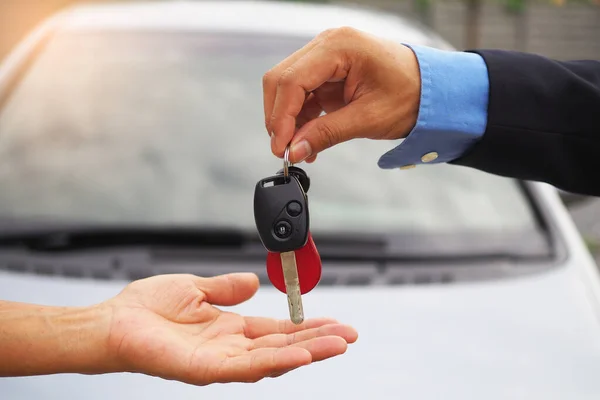 Vendedor Carros Chave Para Novo Proprietário — Fotografia de Stock