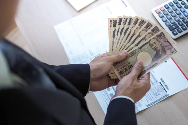 Босс Держал Несколько Тысяч Японских Банкнот Каждый Оплатить Социальный Фонд — стоковое фото