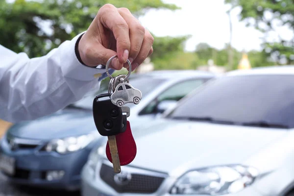 Der Verkäufer Schickt Dem Mieter Die Autoschlüssel Für Die Reise — Stockfoto