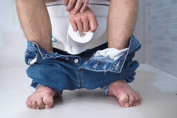 Los Hombres Tienen Dolor Intestinal Diarrea — Foto de Stock