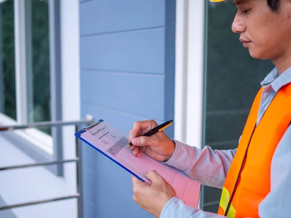 Inspecteur Ingenieur Controleert Bouwstructuur Eisen Van Muurverf Renovatie Voltooid — Stockfoto