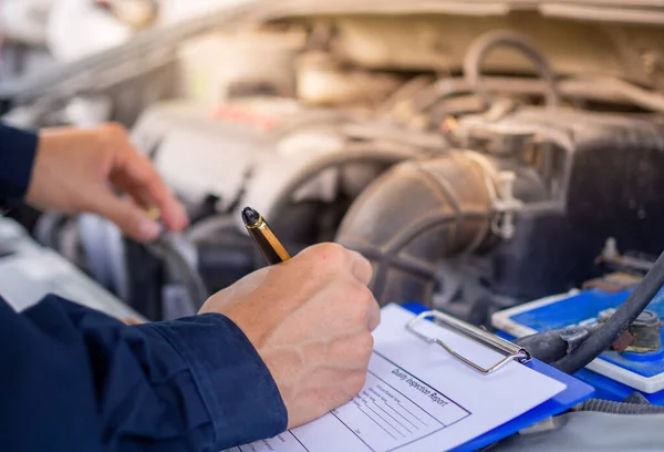 Der Motoringenieur Überprüft Und Repariert Das Auto Pflegedienste Außerhalb Des — Stockfoto