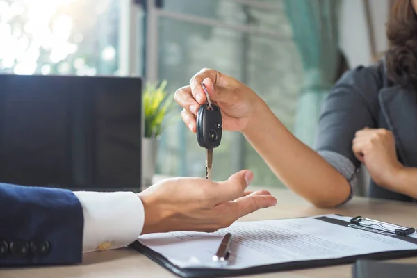 Kaufen Oder Verkaufen Immobilienkonzept Verkauf Vertreter Bieten Hauskaufvertrag Zum Kauf — Stockfoto