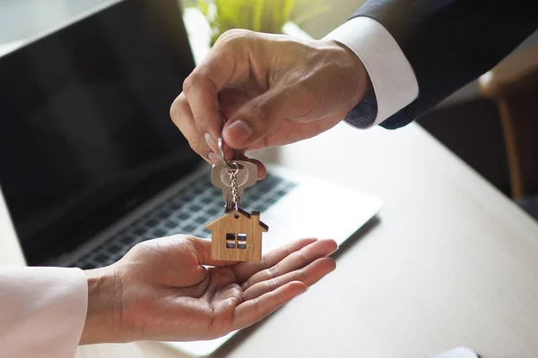 Huurder Bij Verhuurder Huisverkopers Zijn Zoek Naar Huissleutels Aan Kopers — Stockfoto