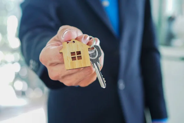 Házeladás Ügynökei Kulcsot Adnak Háztulajdonosoknak Landlords House Keys Koncepció — Stock Fotó